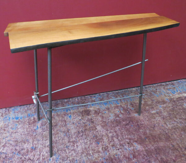 Table basse "Scrap", piètement fer, dessus noyer massif