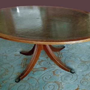 Table basse Regency, piétement bois, plateau cuir sur bois, dimensions 140x91x60ht cm