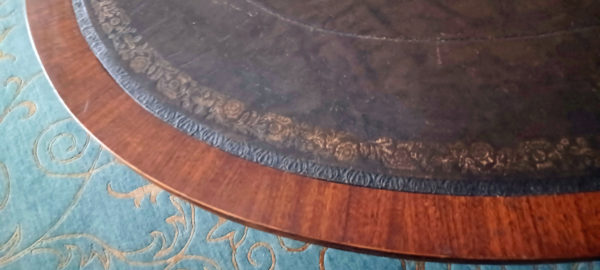 Table basse Regency, piétement bois, plateau cuir sur bois, dimensions 140x91x60ht cm – Image 2